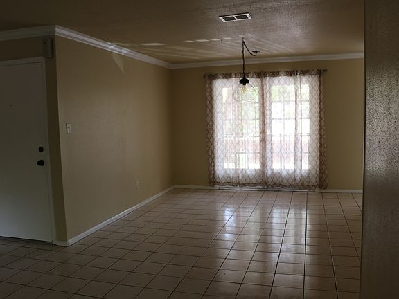 dinning room/french doors that open to balcony
