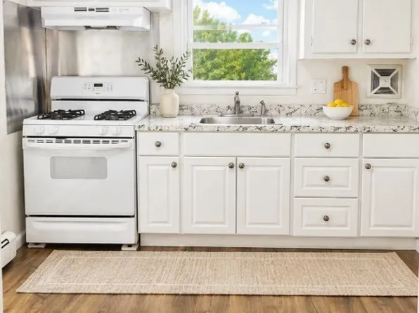 28 Carpenter St APT 1, Glen Cove, NY 11542