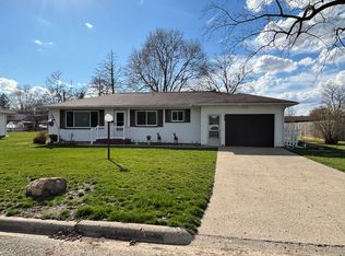 212 Darrell St, Henry, IL 61537