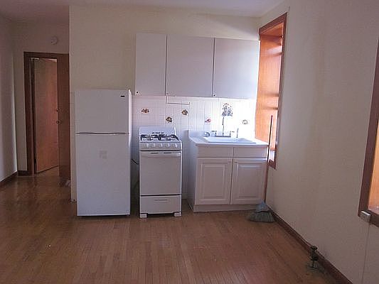 5th image of 327 Bedford Ave #C5