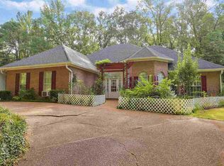 215 Dogwood Lake Dr, Vicksburg, MS 39183