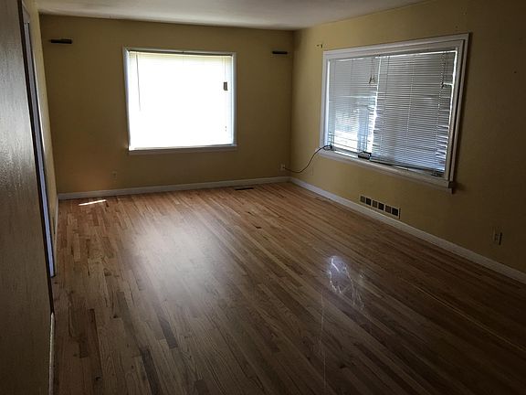 4th image of 692 N Ave W