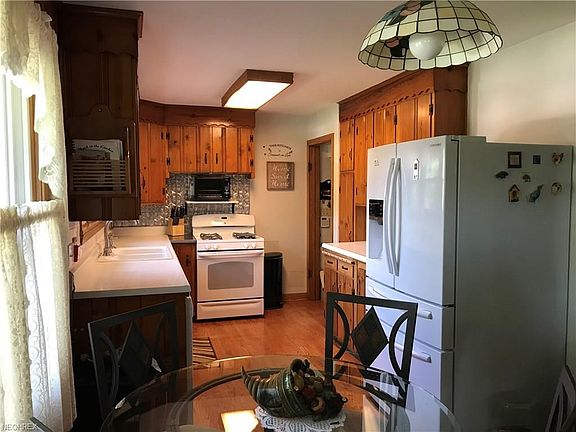 5th image of 376 Wintergreen Dr