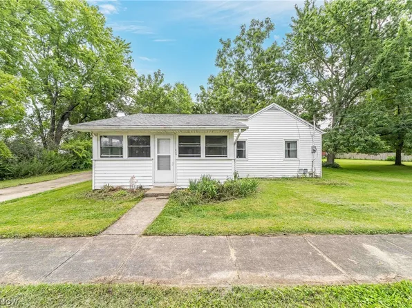 649 Sheffield Rd, Sheffield Lake, OH 44054