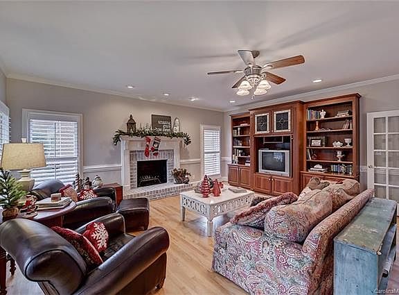 3rd image of 2109 Peterborough Ln