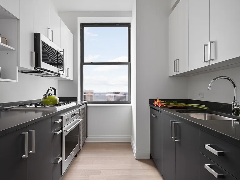 70 Pine St #5902 — Photo 3