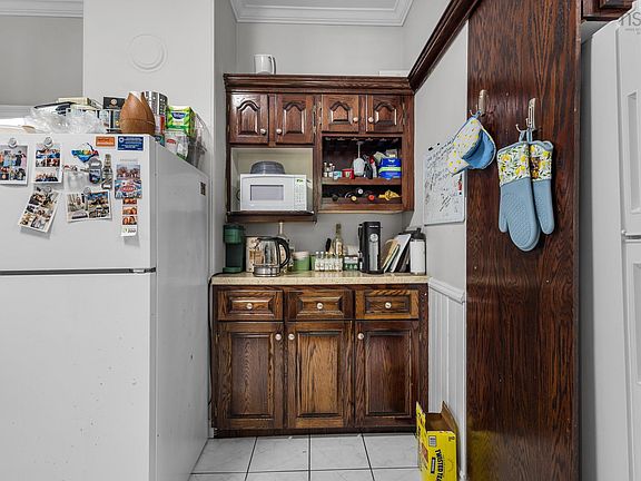 4th image of 1394 Edward St