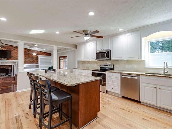 4th image of 3482 Staci Ct NE