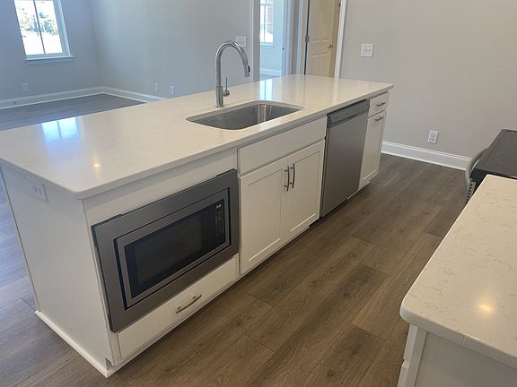 3rd image of 836 Goswell Dr #4