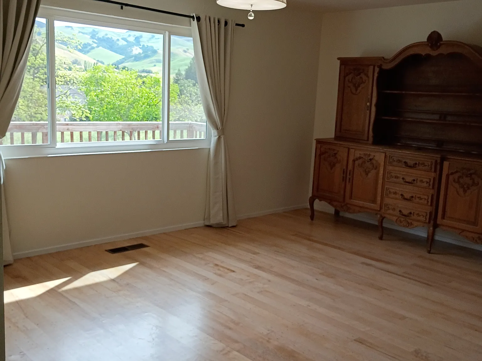 4 bed, 2400 sqft, $6,000 — Photo 3