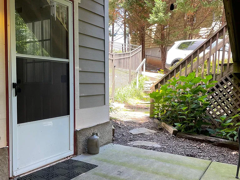 386 Riverview Dr — Photo 1