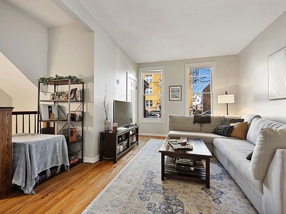 4th image of 2249 W Melrose St #1