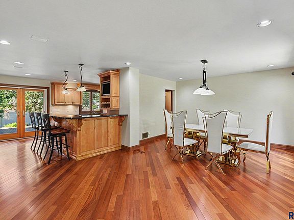 5th image of 301 E 32nd St