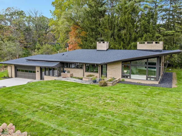 1093 Greentree Rd, Bloomfield Hills, MI 48304