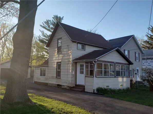 299 Chesterfield Dr, Rochester, NY 14612