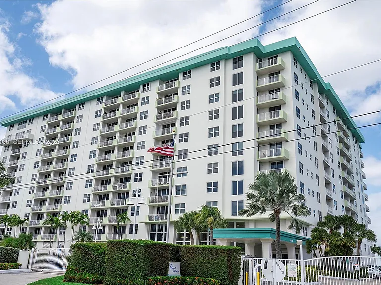 10350 W Bay Harbor Dr #4V — Photo 4