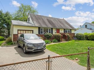 21 Ronald Dr S, Amityville, NY 11701