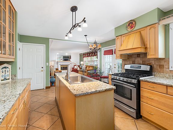 4th image of 2267 Gleneagles Dr