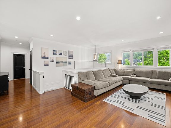 2nd image of 3887 Angus Cres