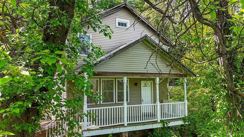 3 bed, 1.0 bath, 1232 sqft, $2,700 — Photo 1