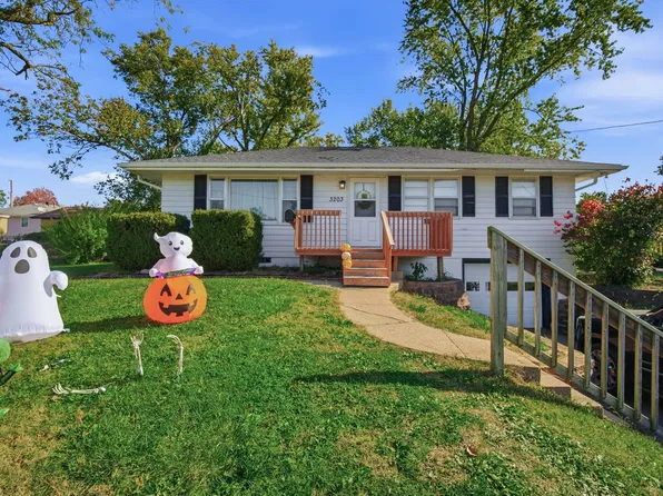 3203 Elm Dr, Urbandale, IA 50322