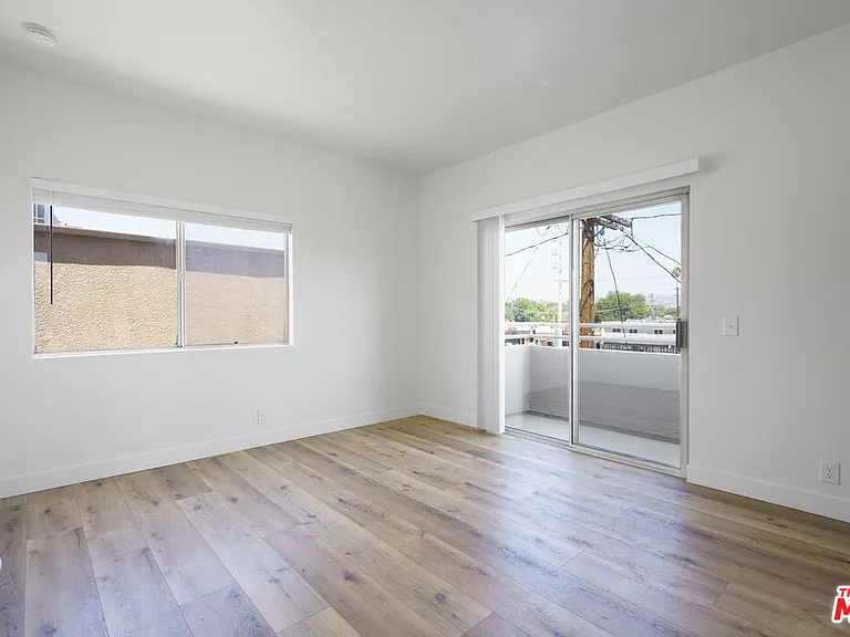 22705 Del Valle St #5 — Photo 9