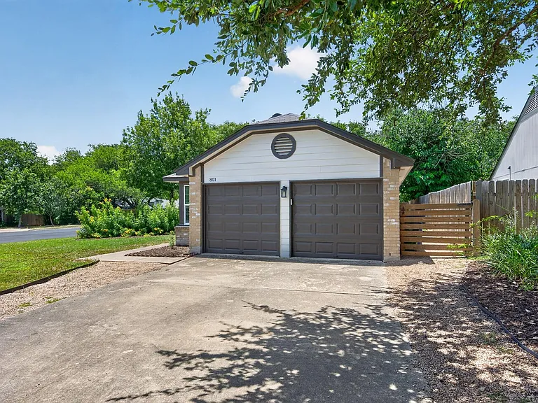 801 Kavanagh Dr — Photo 3