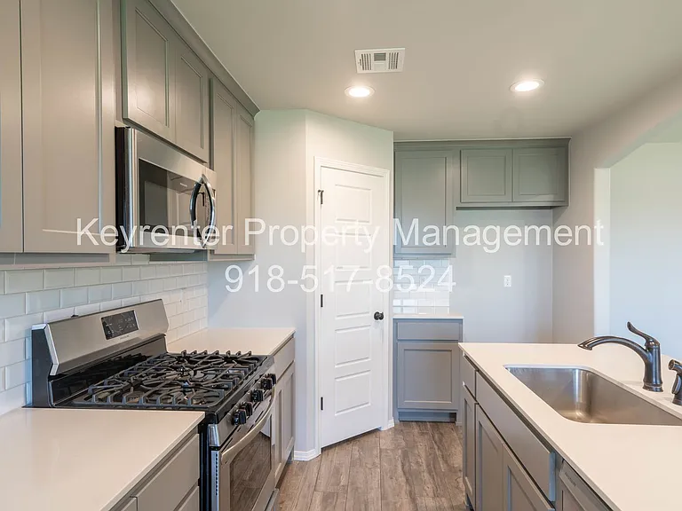 6800 S 20th St — Photo 9
