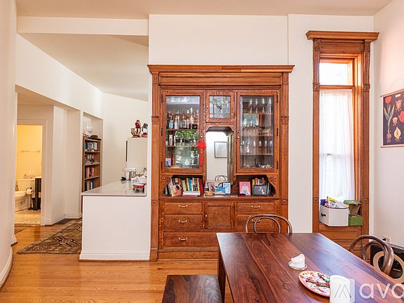 3rd image of 1427 N Hoyne Ave #1F