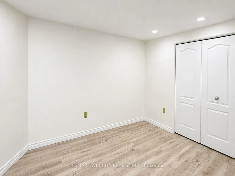 166 Ladyslipper Dr #BASEMENT — Photo 17