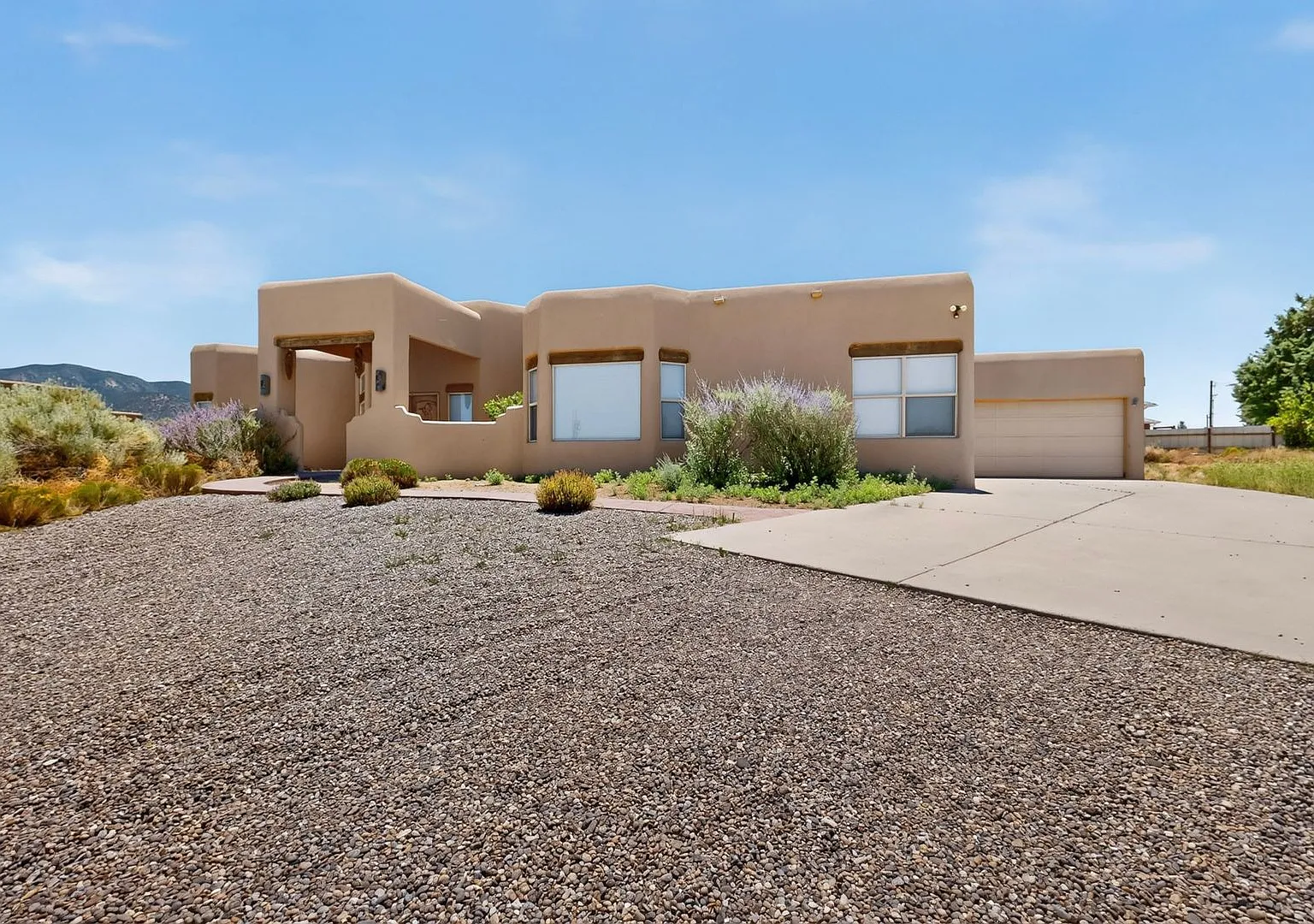 Luxuary Home in N. Alb Acres 2200/sf 3/bd 2/ba 2/cg — Photo 2