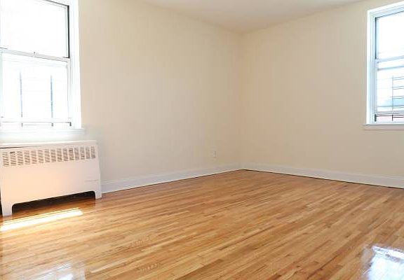 4th image of 14306 Barclay Ave APT 4H