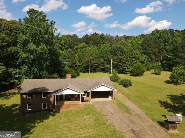 344 Four Seasons Dr, Grantville, GA 30220