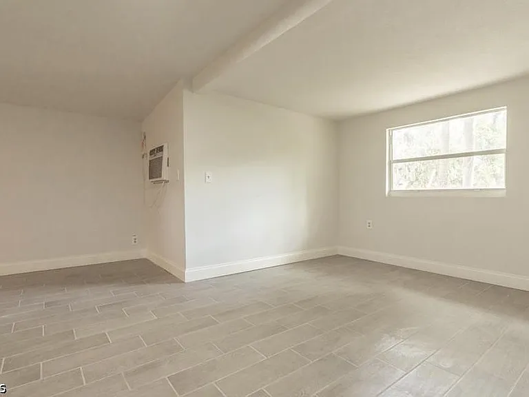215 Delray Ave — Photo 7