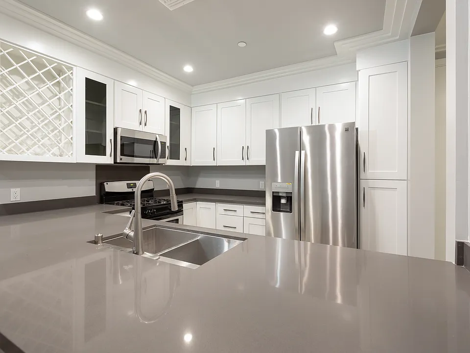 1350 Roxbury Dr