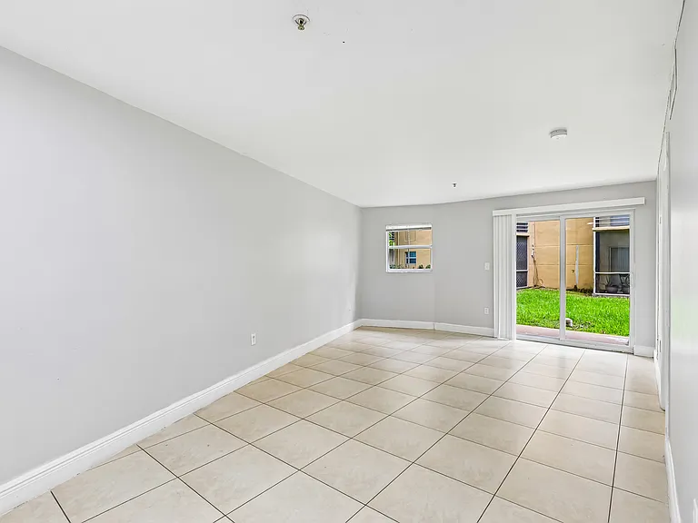 The Oaks Condominium — Photo 18