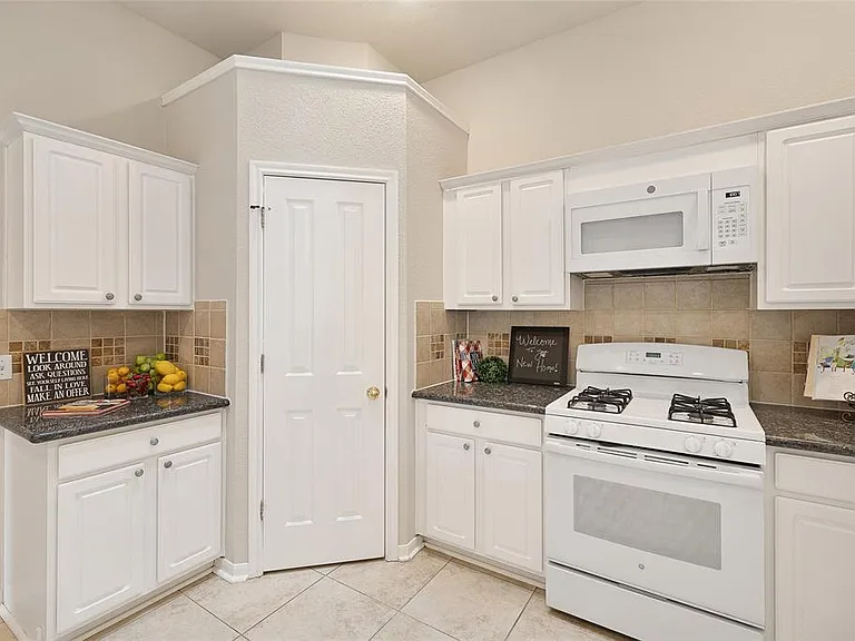 9000 Deurne Dr — Photo 10