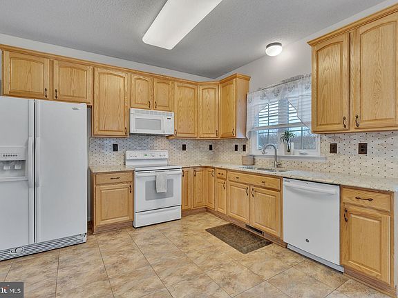 2nd image of 1007 Canterbury Ln