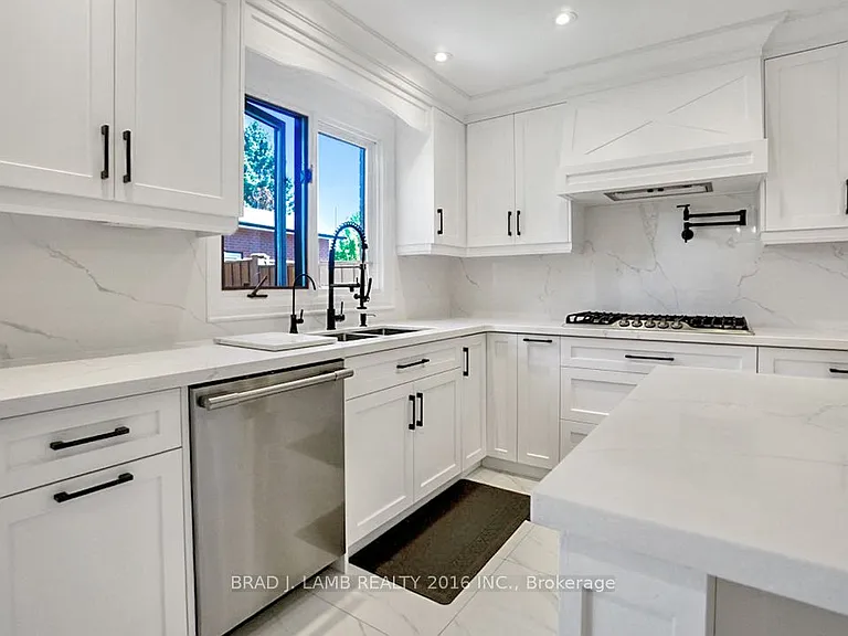 62 Royal Garden Blvd — Photo 6