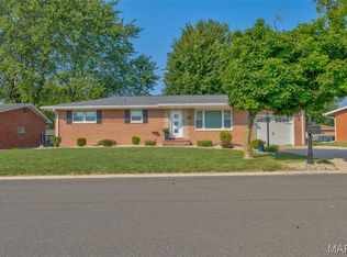 79 Kendall Dr, Wood River, IL 62095