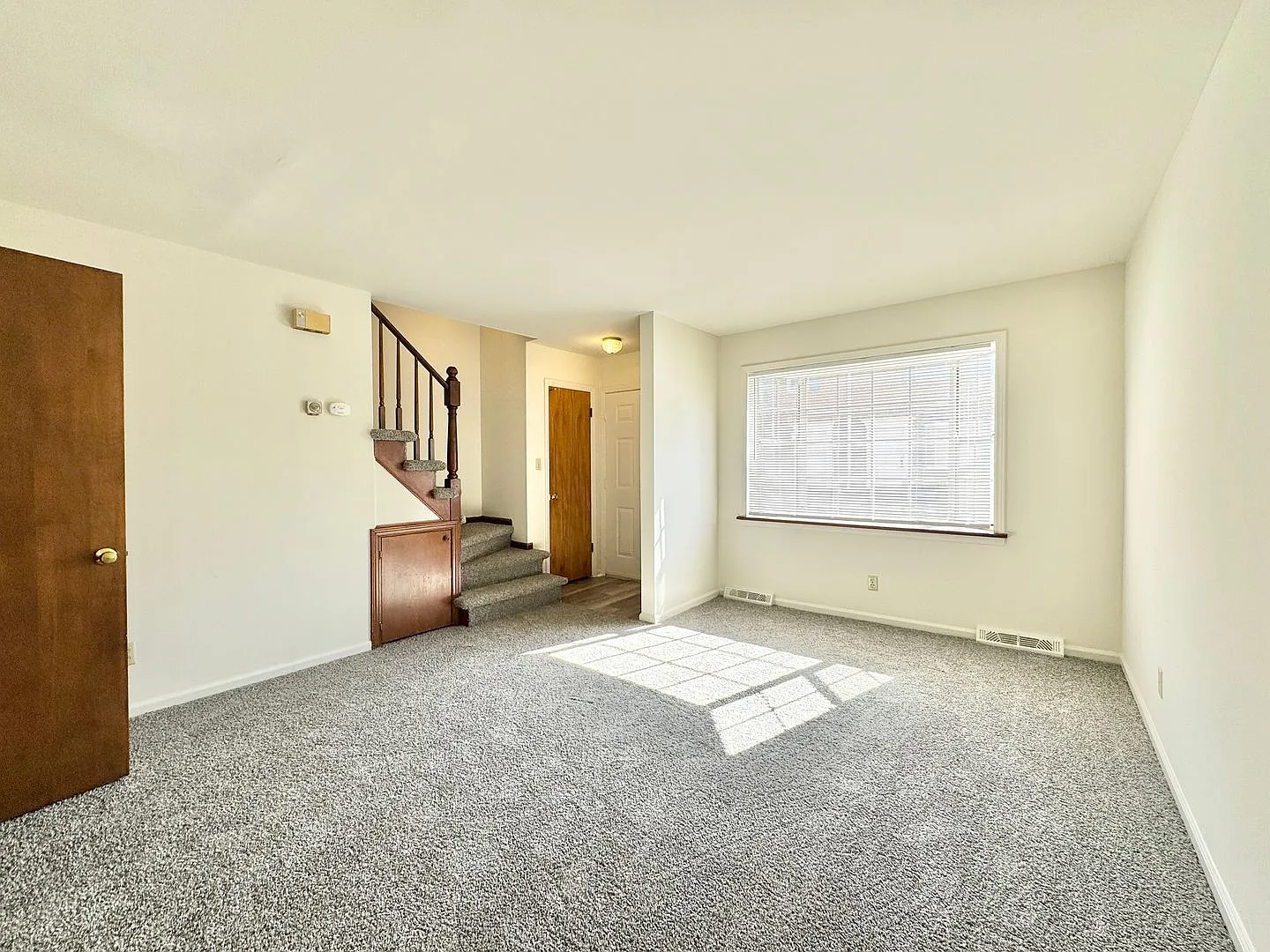 Adorable 2 Bedroom Convenient To I-29, Shopping & More! Move In Special!! — Photo 4
