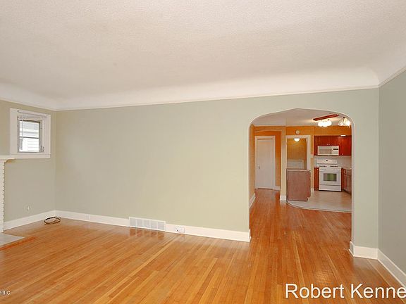 4th image of 1022 Beechwood St NE