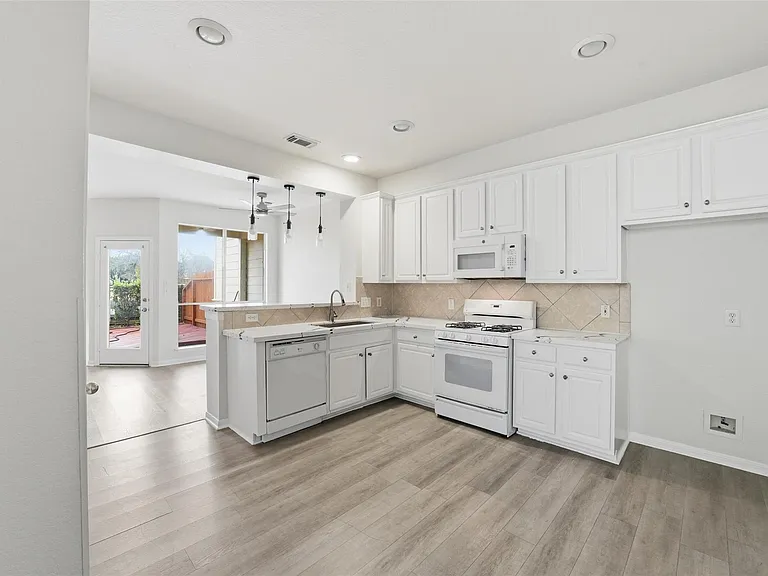 2110 Ridge Wood Ln — Photo 11
