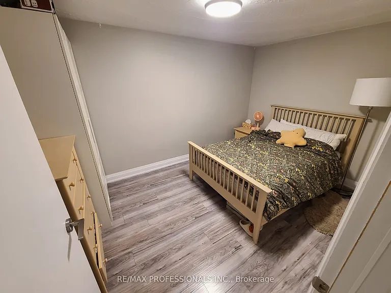 1176 Alexandra Ave #BASEMENT — Photo 10