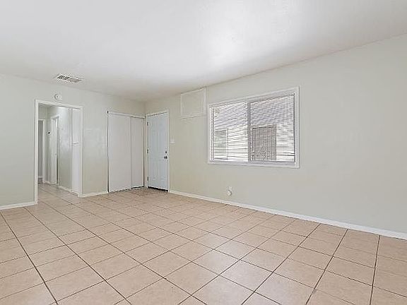 3rd image of 400 E Lancaster Blvd