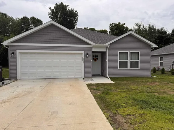 2019 Green Acres Dr, Adrian, MI 49221