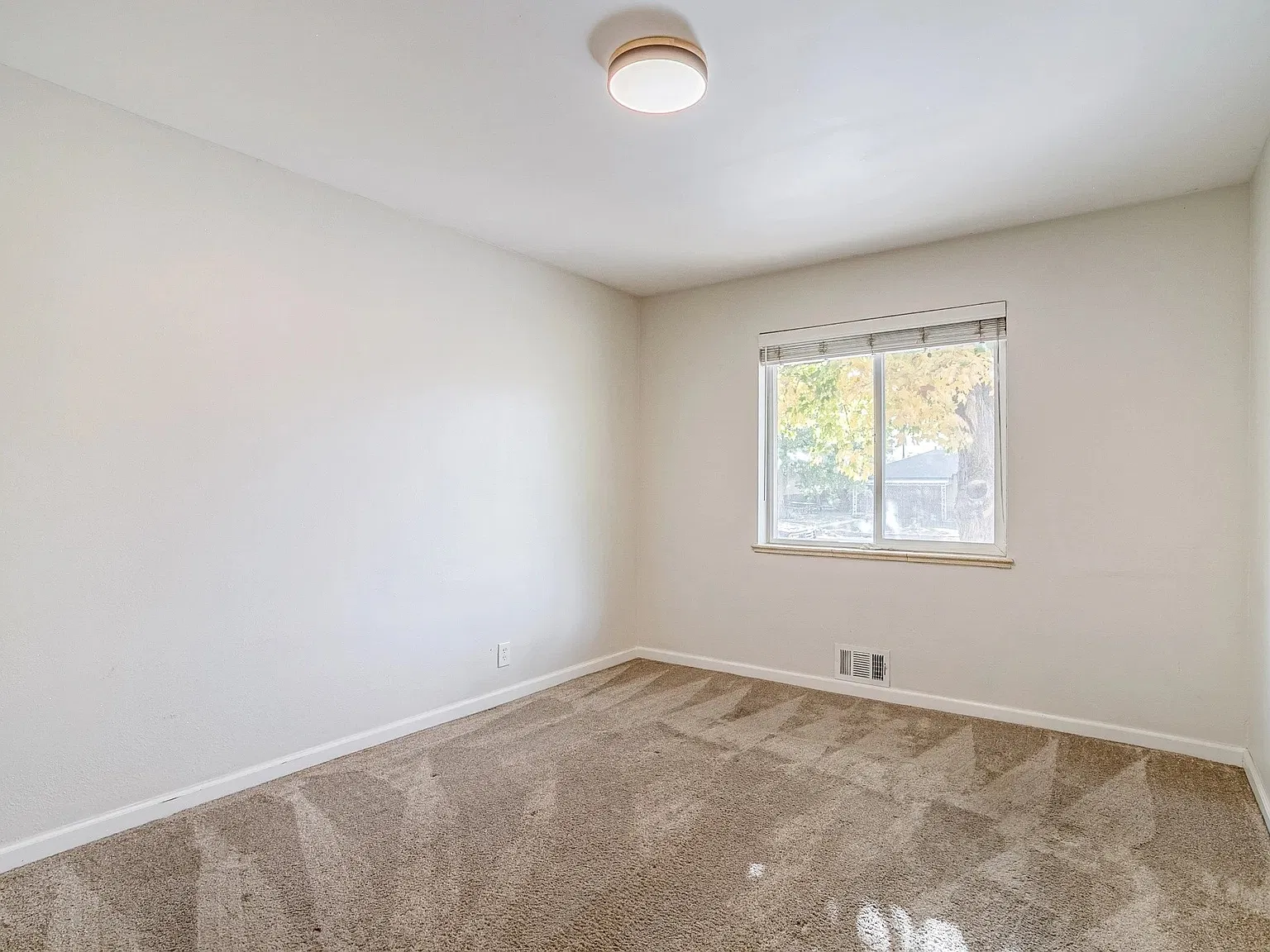 5 bed, 1.0 bath, 2400 sqft, $595 — Photo 2