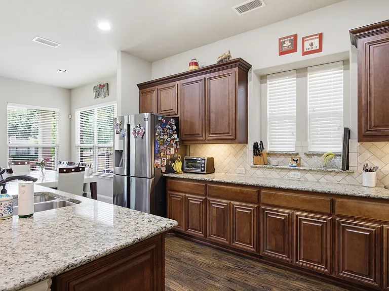 2304 Lynbridge Cir — Photo 12