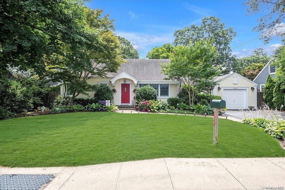 (。・н・ 1040 5th Avenue, East Northport, NY 11731 | Zillow