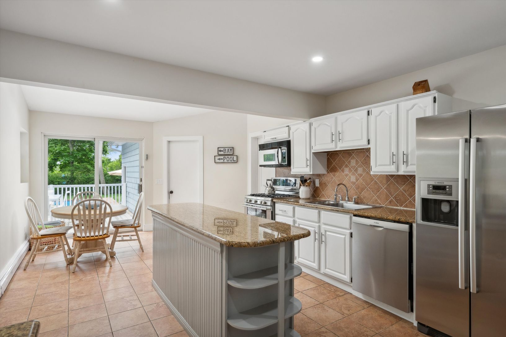  Large Eat-in Kitchen